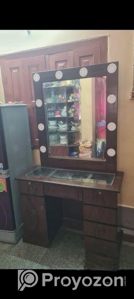 উন্নত মানের ড্রেসিং টেবিল
