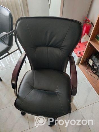 সেমি বস চেয়ার বিক্রি করা হবে