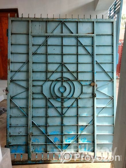 বাড়ির সামনের লোহার দরজা