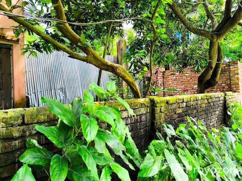 ২ ডিসিম জমি পাঁচতলা ফাউন্ডেশন সহ বিক্রি করা হবে।