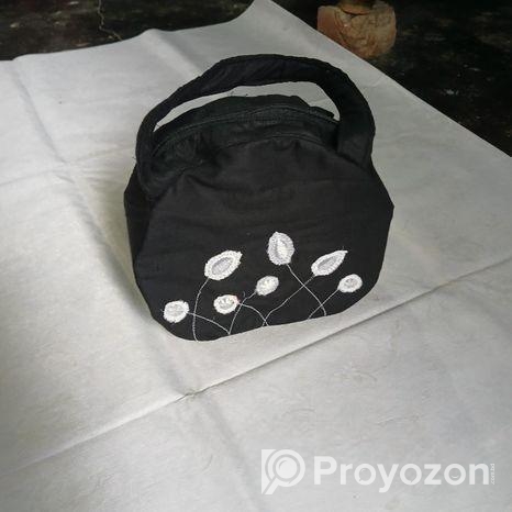 দুইটি শিশুদের নকশীকাঁথা ও একটি ব্যাগ,