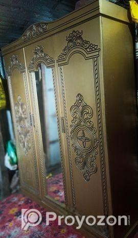 তিন পাট আলমারি একটি দ্রুত সেল দেয়া হব