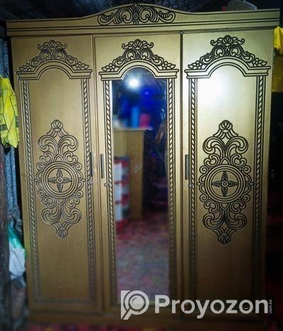 তিন পাট আলমারি একটি দ্রুত সেল দেয়া হব