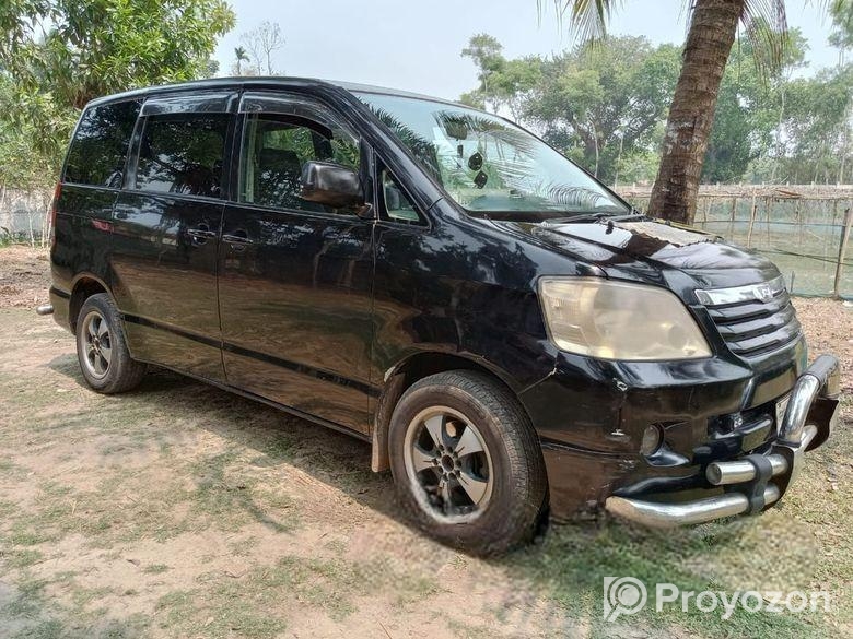 Toyota Noah . 2002