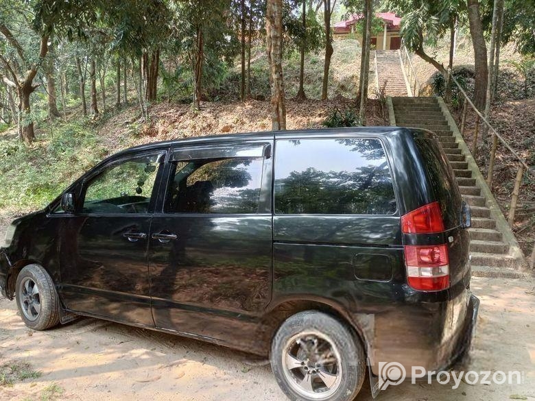 Toyota Noah . 2002