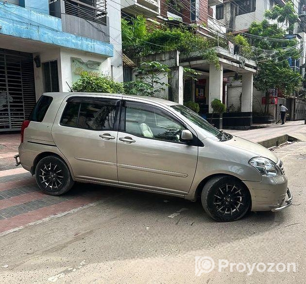 Toyota Raum 2004