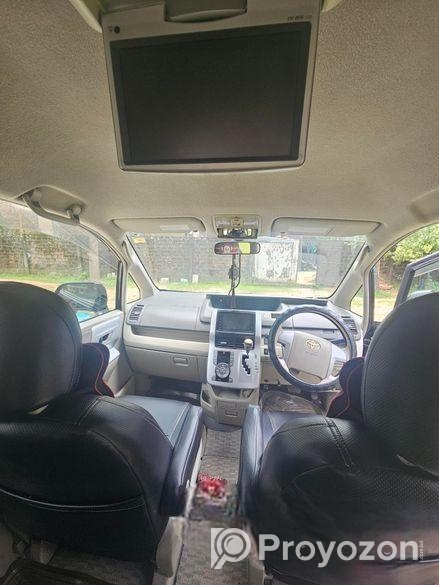 Toyota Noah 2009