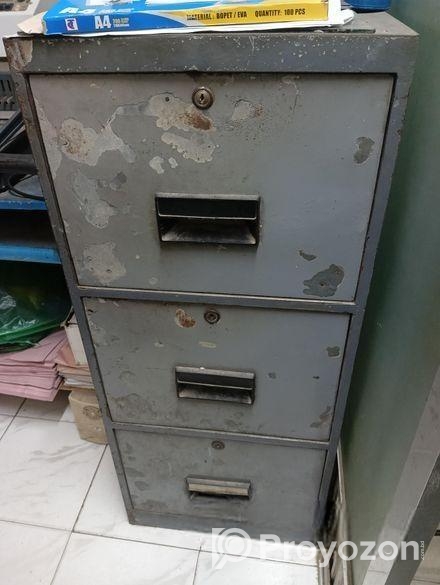 ৩ ড্রয়ারের একটা ক্যাবিনেট বিক্রি হবে