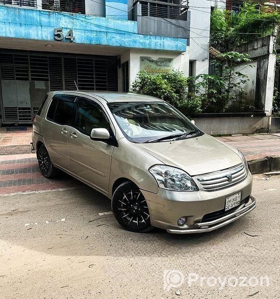 Toyota Raum 2004