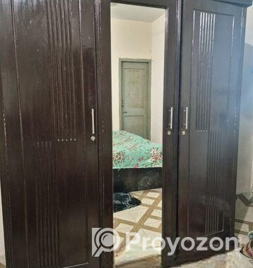 একটি আলমারি আর্জেন্ট বিক্রি হবে
