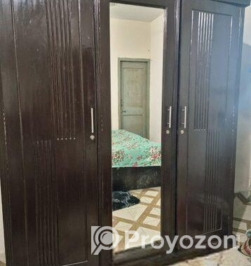একটি আলমারি আর্জেন্ট বিক্রি হবে