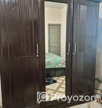 একটি আলমারি আর্জেন্ট বিক্রি হবে