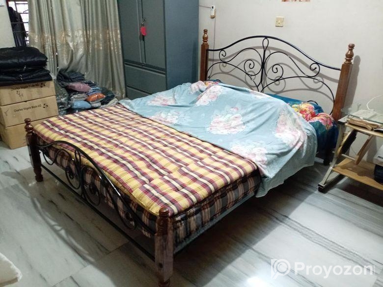 সেগুন কাঠের পায়াসহ রট আয়রনের কিং সাইজ খাট