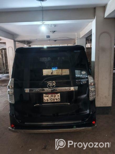 Toyota Noah . 2010