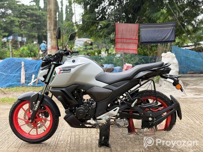 Yamaha FZS V-4 2025
