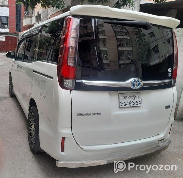Toyota Noah Hybrid Esquire 2014