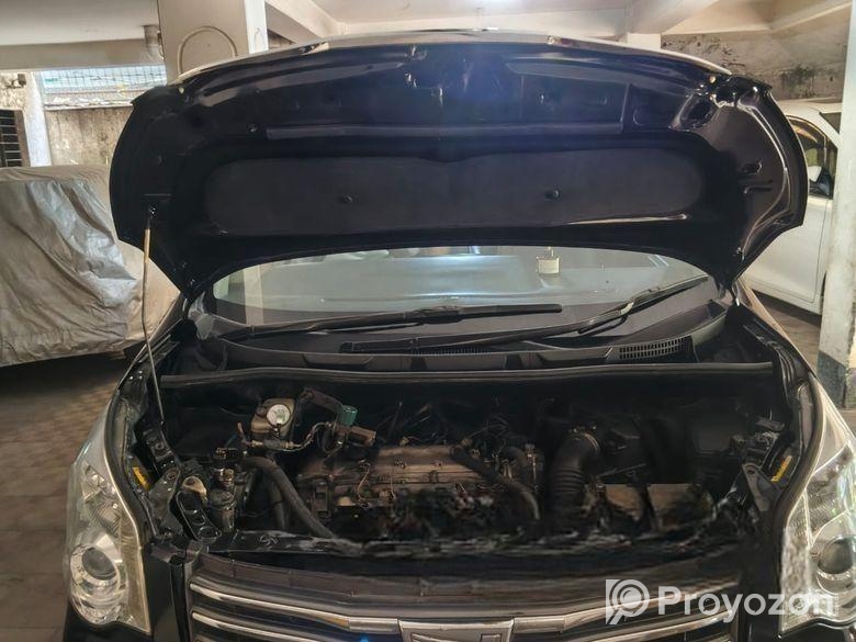 Toyota Noah . 2010