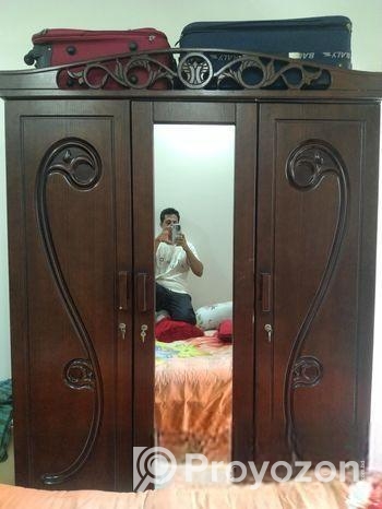 একটি তিন পার্টের আলমারি বিক্রি করা হবে।