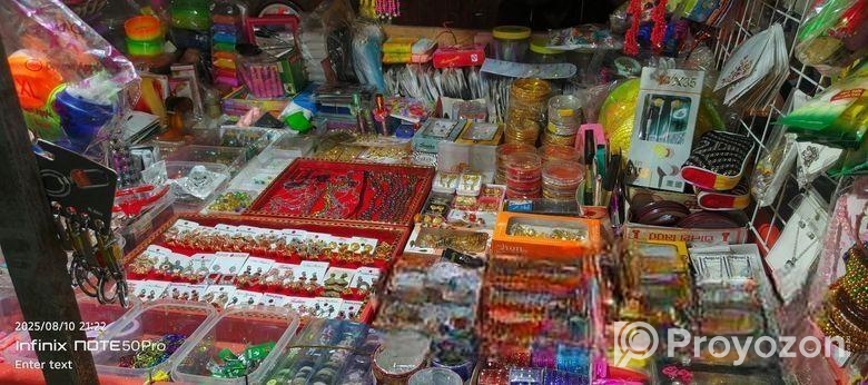 ভ্রাম্যমান কসমেটিক্স ও খেলনা দোকান