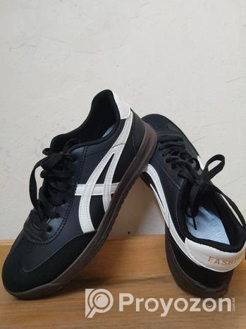 Sneakers shoes
