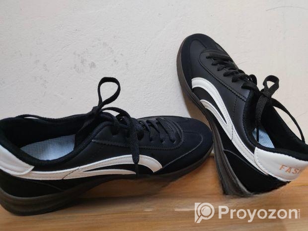 Sneakers shoes