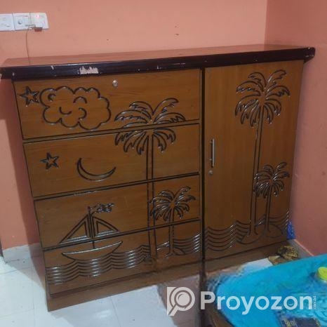 একটা ওয়ারড্রব বিক্রি বহে ৪ মাস ব্যবহার হয়েছে