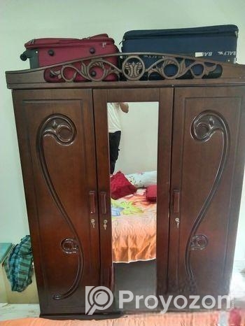 একটি তিন পার্টের আলমারি বিক্রি করা হবে।