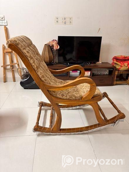 কাঠের রকিং চেয়ার