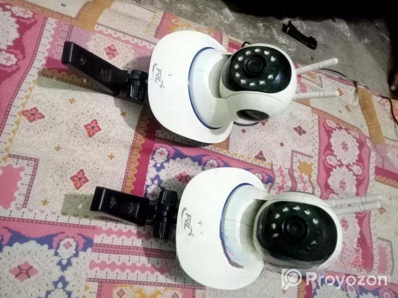 Fvl ব্র্যান্ডের দুটি সিসি ক্যামেরা