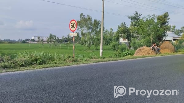 একটি জায়গা বাড়ি সহ বিক্রয় করা হবে।