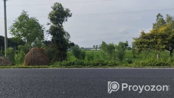 একটি জায়গা বাড়ি সহ বিক্রয় করা হবে।