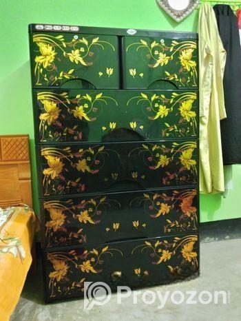 ওয়ারড্রব মাত্র পাঁচ দিন হয়