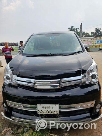 Toyota Noah 2011