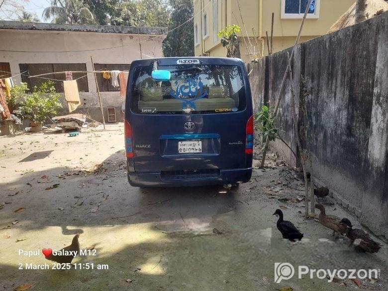 Toyota Hiace . 2004