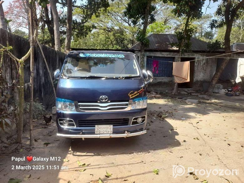 Toyota Hiace . 2004