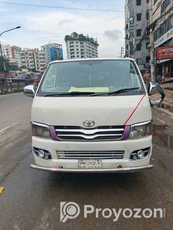 Toyota Hiace . 2004