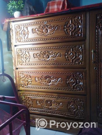 একটি ওয়ারড্রব বিক্রি হবে