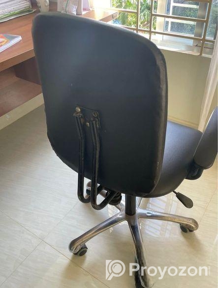 চেয়ারটা বিক্রি করা হবে