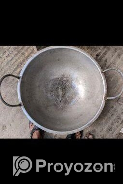 একটা বড় করাই বিক্রয় করা হবে