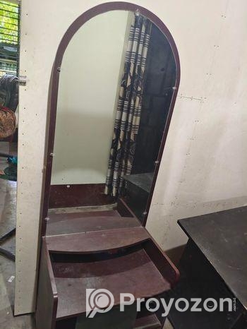 ড্রেসিং টেবিল