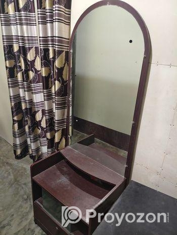 ড্রেসিং টেবিল