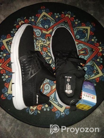 Sneakers sell