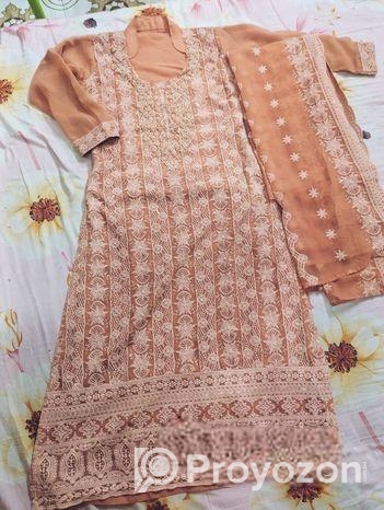 স্টাইলিশ পিচ (peach) রঙের এমব্রয়ডারি ও বিডসের কাজ করা কামিজ দোপাট