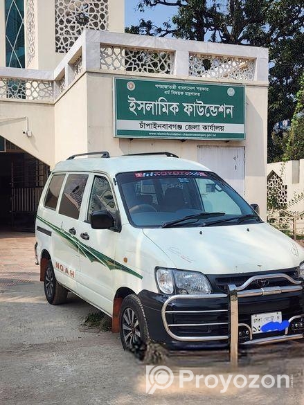 Toyota Noah . 2004