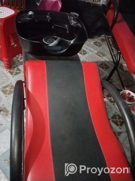 পার্লারের কাজের জিনিসপত্র।