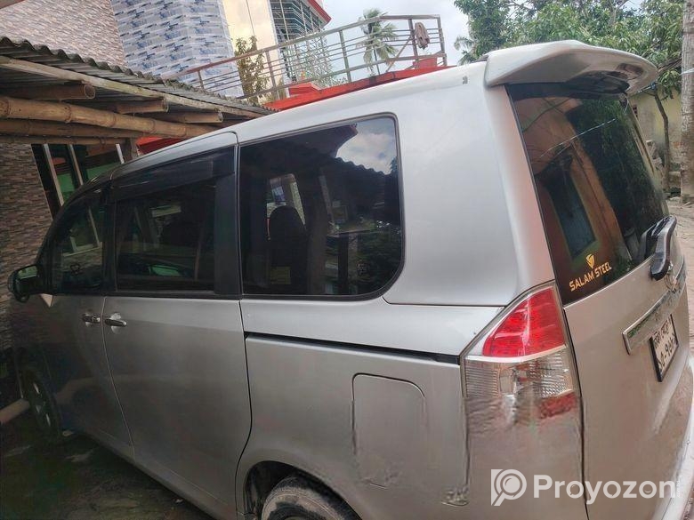 Toyota Noah . 2010