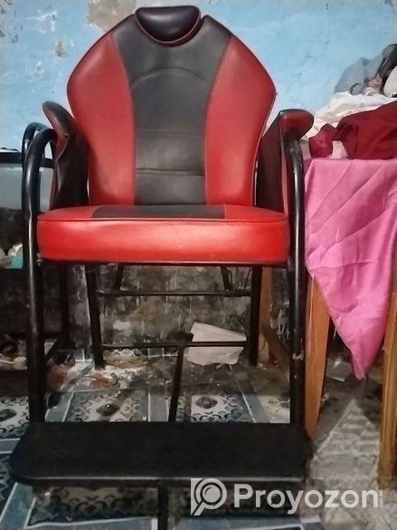 পার্লারের কাজের জিনিসপত্র।