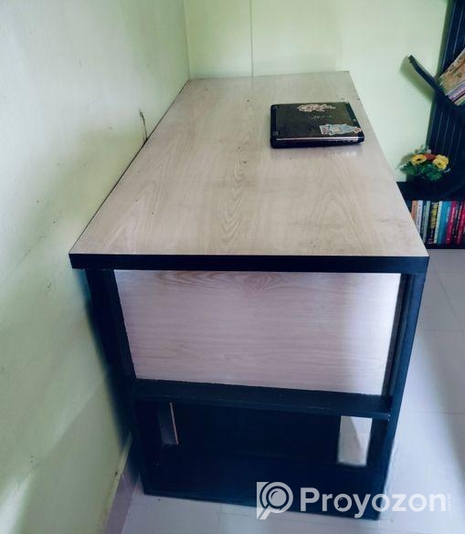 কম্পিউটার/রিডিং টেবিল এবং সাইড
