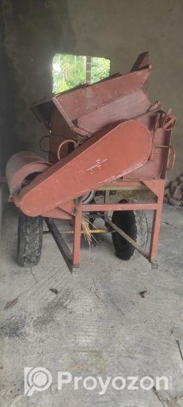 ধান মাড়াই মেসিন।