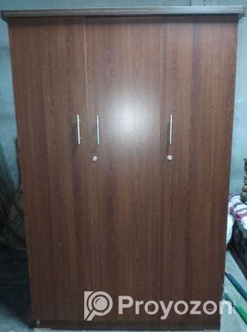 আলমারি বিক্রি করতে চাই